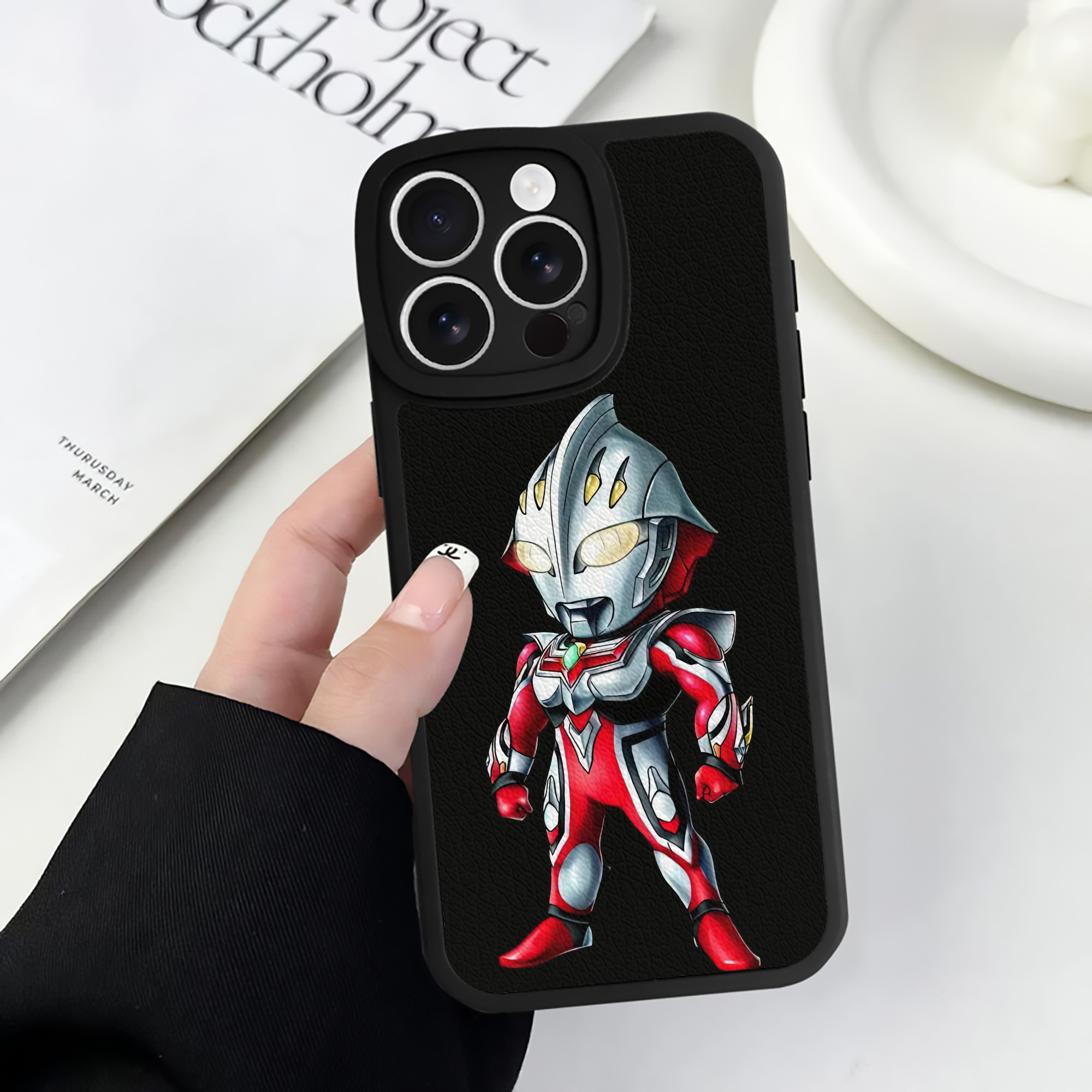 （画像用） ウルトラマン Ultraman 【iPhone 16シリーズ対応】シリコンスマホケース（レザー調） 材質：シリコン